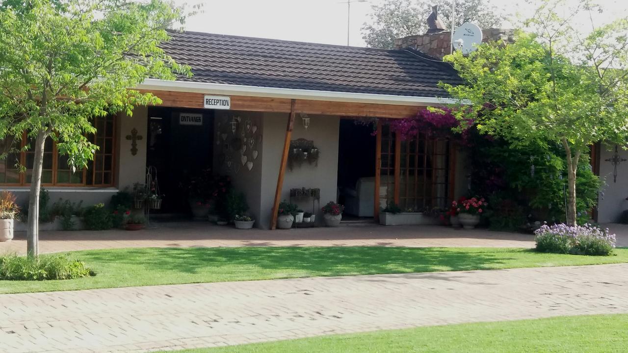 Lavender Lodge Vryburg ภายนอก รูปภาพ